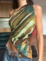Top asimétrico de un solo hombro con estampado abstracto multicolor en tonos marrones y verdes, de corte ajustado y dobladillo irregular.