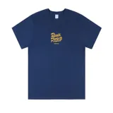 Remera azul de manga corta con cuello redondo y estampado gráfico en el pecho con texto en color amarillo.