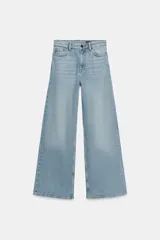Jeans wide leg de tiro alto y diseño de cinco bolsillos, con efecto lavado, trabillas en la cintura y cierre frontal con cremallera y botón metálico.