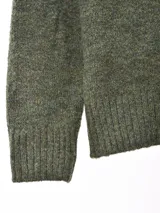 Sweater azul jaspeado de tejido de punto con cuello redondo y mangas largas.