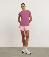 Remera deportiva color violeta, confeccionada en microfibra texturizada, con mangas cortas y recortes en los laterales.