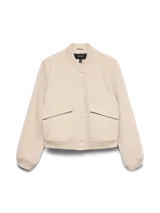Campera tipo bomber de corte corto y diseño minimalista, confeccionada en tejido sarga color beige. Presenta cuello, puños y ruedo en tejido acanalado, cierre frontal con botones a presión y dos bolsillos delanteros con solapa.