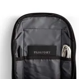 Bandolera negra de poliéster y simil cuero, con diseño ultrafino y ligero. Cuenta con correas reforzadas para uso izquierdo o derecho, bolsillo delantero con velcro, bolsillo trasero antirobo con cierre y espacio para tablets de hasta 7 pulgadas.