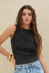 Musculosa negra de algodón con efecto acid wash, cuello redondo y corte ajustado al cuerpo.