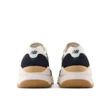 Championes New Balance 5740 de hombre, con capellada de gamuza y malla en tonos azul marino, beige, blanco y verde.