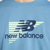 Remera celeste de hombre, marca New Balance, con logo estampado en el pecho. Confeccionada con tejido de punto de poliéster y mezcla de algodón, con tecnología NB DRY de secado rápido.
