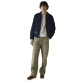 Campera Rhythm Arugam Twill azul marino, con cierre frontal, cuello camisero y bolsillos delanteros. Presenta detalles bordados en amarillo y blanco en los bordes de los bolsillos.