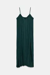 Vestido midi color verde oscuro, de tejido satinado y fluido, con escote pico y tirantes finos.