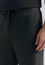 Bermuda de corte recto en color negro, confeccionada en tejido de algodón, con cierre frontal y bolsillos laterales.