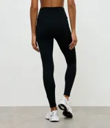 Calza deportiva tipo legging de tiro alto, color negro, confeccionada en microfibra térmica con bolsillo lateral funcional. Diseño liso y ajustado al cuerpo.