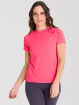 Remera deportiva de manga corta con cuello redondo, confeccionada en tejido técnico suave y transpirable. Presenta un diseño liso en color fucsia con un pequeño logo reflectante en el pecho.