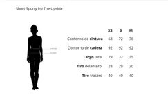 Short deportivo rojo con ribetes blancos, de tiro medio, con bolsillos frontales y bolsillo trasero.