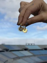 Par de dijes colgantes con forma de sol, realizados en acrílico color azul vibrante, diseñados para ser utilizados en aros tipo argolla.