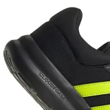 Championes urbanos Adidas Lite Racer 4.0, color negro con detalles en amarillo neón en las tres tiras laterales y la lengüeta. Confeccionados en malla transpirable, cuentan con tecnología Cloudfoam en la mediasuela para mayor amortiguación y suela de goma resistente.