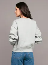 Buzo gris de cuello redondo, confeccionado en tejido fleece, con el logo de Calvin Klein bordado en el frente.