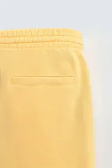 Bermuda de algodón gris con efecto lavado, corte relajado, cintura elástica ajustable con cordón y bolsillos laterales y trasero de vivo.