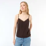 Musculosa de satén color marrón, con escote en V decorado con puntilla de encaje y tirantes finos ajustables.
