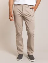 Pantalón de vestir color beige, de corte recto, con bolsillos laterales y traseros.
