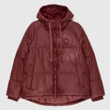 Campera tipo parka acolchada con acabado metálico, color bordó. Presenta capucha con cordones ajustables, cierre frontal completo y bolsillos laterales. Incluye logo de la marca bordado en el pecho.