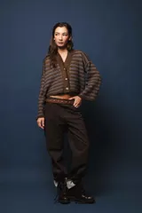 Cárdigan a rayas rojas y marrones de mohair, con silueta ligeramente oversize, mangas rectas, punto jersey, cuello en V y botones delanteros.
