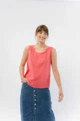 Musculosa coral de corte fluido con escote redondo y detalle de lágrima en la espalda.