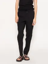 Pantalón babucha negro de algodón liviano, con cintura elastizada con cordón ajustable, bolsillos laterales y botamangas levemente entalladas.