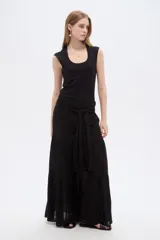 Pantalón de viscosa negro de tiro alto, diseño ancho con detalles de volados sutiles y lazo para anudar en la cintura.
