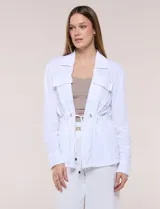 Sobrecamisa beige de lino liviano, con cuello camisero, cierre frontal de botones carey y bolsillos en el pecho. Cuenta con cordón ajustable en la cintura y mangas largas.