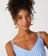 Musculosa con estampado de cuadros azules y blancos, escote en V y tirantes finos.