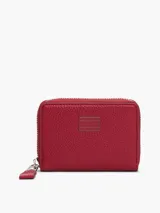 Billetera roja de poliuretano con cierre de cremallera y logo de Tommy Jeans en el frente.