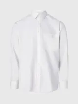 Camisa blanca de manga larga con cuello clásico, cierre frontal con botones, bolsillo de parche en el pecho y logo CK bordado en el bolsillo.