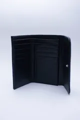 Billetera negra de cuero con textura tipo cocodrilo, con múltiples ranuras para tarjetas y billetes.