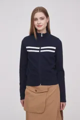 Buzo azul marino con cierre frontal, cuello alto y dos líneas horizontales blancas en el pecho.