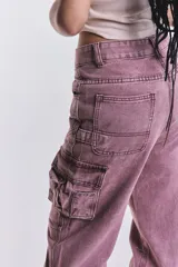 Pantalón denim cargo color rosa, de tiro medio y corte holgado.