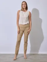 Pantalón de vestir color beige, marca Zac & Rachel, confeccionado en gabardina elastizada. Presenta pretina ancha con faja interna modeladora, largo de pierna con costura frontal pespunteada y bolsillos ojal simulados en la parte trasera.