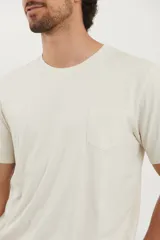 Remera celeste de algodón con bolsillo en el pecho y cuello redondo.