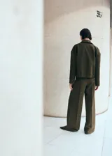Pantalón de vestir verde militar de corte recto y holgado, tiro medio y diseño clásico con pinzas frontales.
