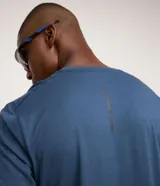 Remera deportiva de hombre en color rojo oscuro, con mangas cortas, cuello redondo y detalle de líneas negras en la manga. Confeccionada en poliéster con tecnología dry fit.