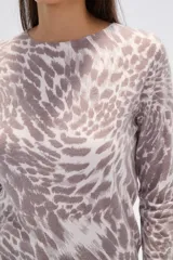 Sweater de punto con estampado animal print, cuello redondo a la base y mangas largas. Presenta un corte holgado y cómodo.