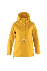 Campera anorak amarilla con capucha ajustable, cierre de botones a presión en el cuello y bolsillo tipo canguro con logo de la marca en el frente.