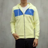 Campera con capucha color amarillo pastel con franja horizontal azul en el pecho y logo bordado de un pájaro en el pecho.