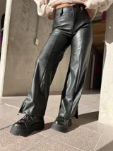 Pantalón de ecocuero negro de corte acampanado.