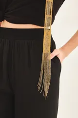 Pantalón palazzo negro de tiro alto con pierna ancha que roza el suelo. Presenta cintura elastizada y bolsillos diagonales.