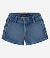 Short de jean azul con cierre frontal, trabillas en la cintura y detalle de cordones entrelazados en los laterales. Presenta un corte ajustado y acabado clásico.