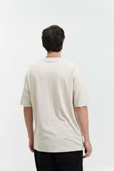 Remera de manga corta para hombre, corte oversize, color gris oscuro.