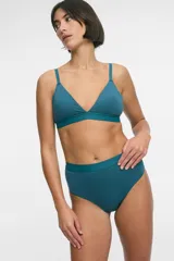 Bralette color verde turquesa con escote en V, copas triangulares removibles, contorno cerrado y breteles ajustables.