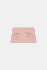 Falda mini de tiro bajo color rosado con estampado de rayas verticales. Presenta dos bolsillos de parche en el frente con detalles de cordones cruzados ajustables y cierre lateral con cremallera oculta.