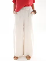 Pantalón de lino color gris con cintura elástica y corte ancho.