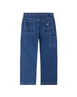 Pantalón tipo carpenter de denim, con corte regular y botamanga recta. Presenta cierre con botón y bragueta, bolsillos frontales con bolsillo monedero, bolsillos traseros tipo parche y bolsillos laterales utilitarios estilo carpenter. Incluye etiqueta de la marca en el bolsillo trasero derecho.
