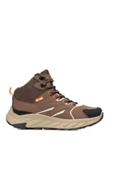 Bota de trekking Ecko modelo Force, color marrón con detalles en negro, blanco y naranja. Cuenta con suela dentada y cordones con ganchos metálicos en la parte superior.